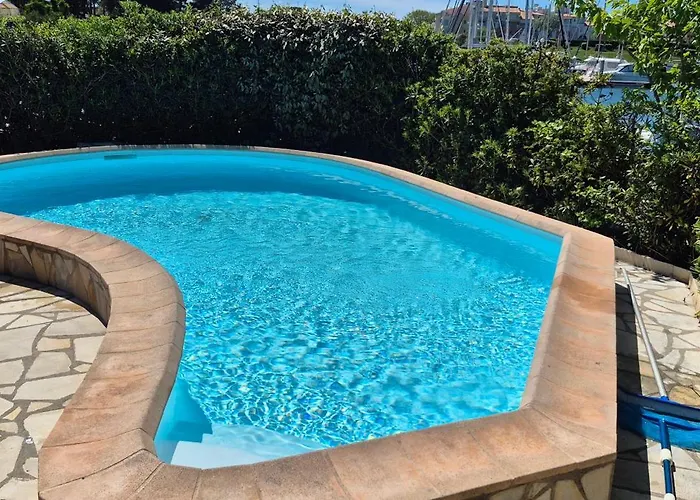 Sur L'ile Des Marinas Avec Piscine, Parking Et Ponton Prive Villa *